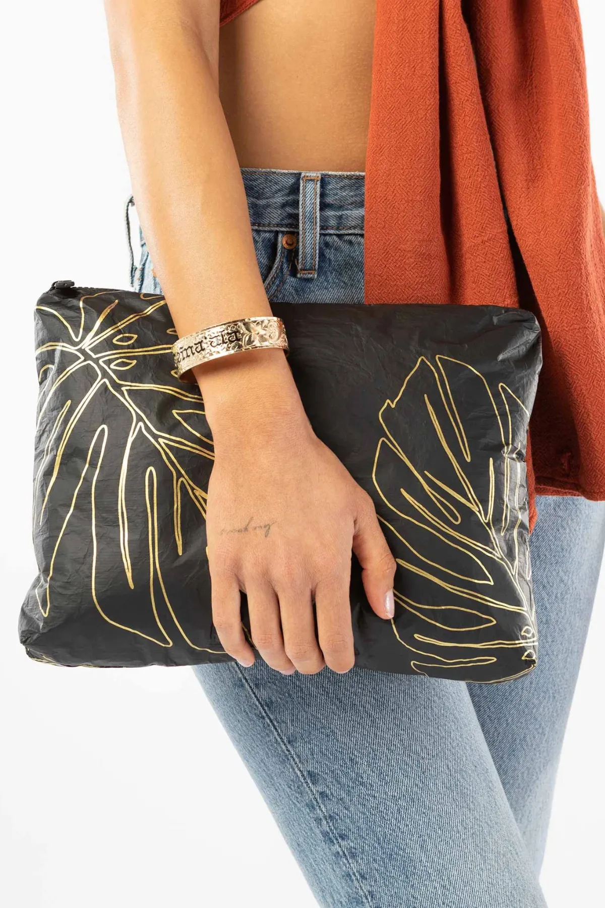 ALOHA COLLECTION - MID POUCH LANAI GOLD ON BLACK